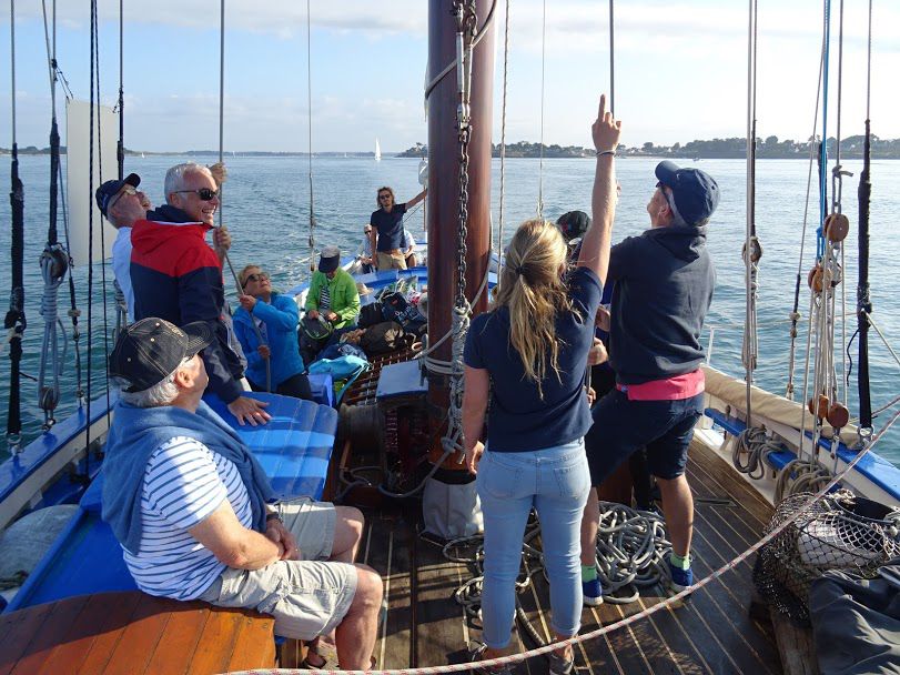 L'équipage amateur qui s'initie à la navigation à voile sur le KROG E BARZ