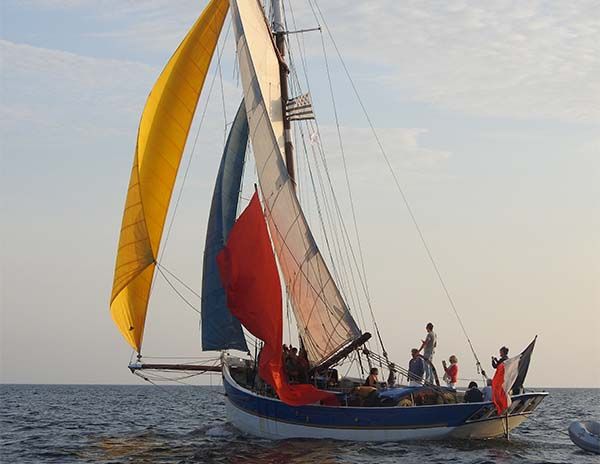 Le Krog E Barz, langoustier aux voiles colorées